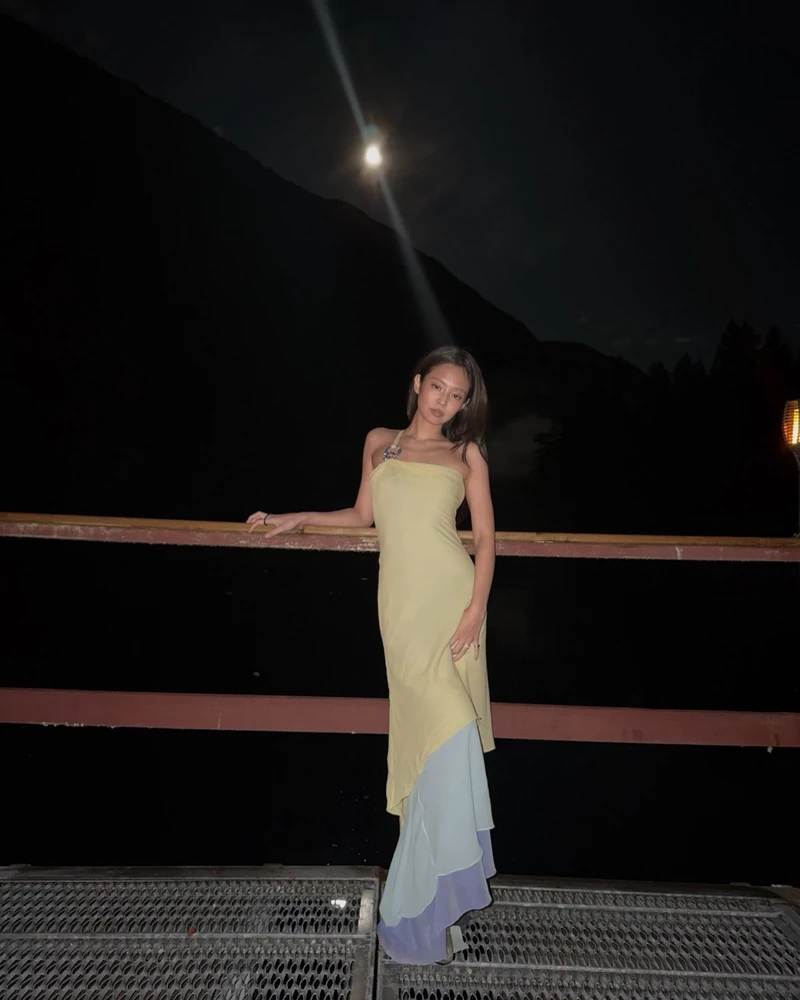 제니 친구 결혼식 비하인드 🤵🏻♂️👰🏼♀️
30년의 시간을 건너 다시 등장한 베르사체.
친구의 결혼식에서 포착된 제니의 새로운 비하인드 컷이 공개됐습니다.
미국 뮤지션 맷 챔피언 Matt Champion과 캐나다 모델 타비아 보네티 Tavia Bonetti의 결혼식에 참석한 제니. 신부 타비아가 공개한 사진 속 제니는 자연스러운 모습으로 결혼식의 순간을 함께했습니다.
이날 제니가 선택한 드레스는 베르사체의 1997 S/S 쿠튀르 컬렉션에 등장한 아카이브 피스. 은은한 세이지 그린 컬러에 스카이블루와 라벤더 컬러의 비대칭 러플이 더해진 디자인으로, 약 30년 전 선보인 드레스입니다. 여기에 웨스턴 부츠와 백을 매치해 빈티지 드레스에 지금의 감각을 더했죠.
제니의 하객룩은 역시 남다릅니다. 이미지1