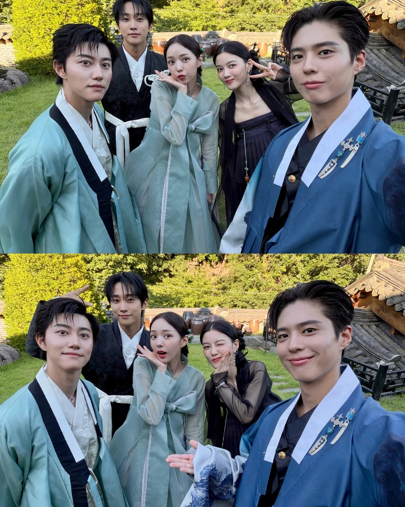 '구르미' 완전체 다 모였어요!🌙
박보검이 '구르미 그린 달빛' 출연진들과 함께한 촬영 비하인드를 공개했습니다. 그는 "우리 모두 달빛처럼 언제나 밝게 빛나기를”이라는 글과 함께 김유정, 진영, 채수빈, 곽동연이 한자리에 모인 모습을 보여줬습니다. 한편 10년이 지나도 그대로인 '구르미' 가족들이 함께 떠난 예능 '구르미 다시 그린 달빛'은 9월 16일 KBS2에서 첫 방송됩니다. 이미지1