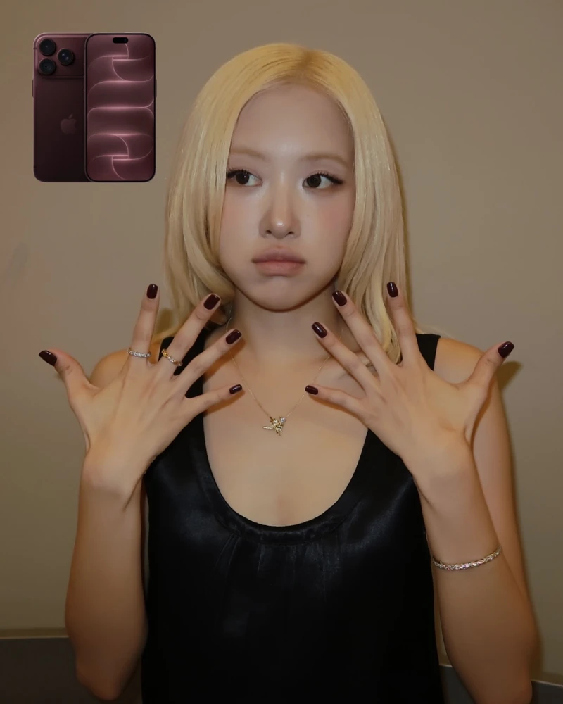 채영이가 알려주고 싶었을까?🍎
애플이 새 아이폰에 ‘올 뉴 버건디’ 컬러를 출시했습니다.
이번에 공개된 아이폰 18 프로·프로 맥스에는 새로운 버건디 컬러가 추가됐는데요. 그런데 애플 이벤트를 앞두고 로제가 버건디 네일을 선보여 눈길을 끌었습니다.
알고 보니 로제는 이번 애플의 ‘Shot on iPhone’ 캠페인에도 함께했습니다. 신곡 ‘new trick’의 뮤직비디오를 아이폰 18 프로로 촬영하며 애플과 특별한 협업을 예고한 것.
애플의 새 컬러가 공개되고 나니, 로제의 버건디 네일도 다시 보이는데요. 이미지1