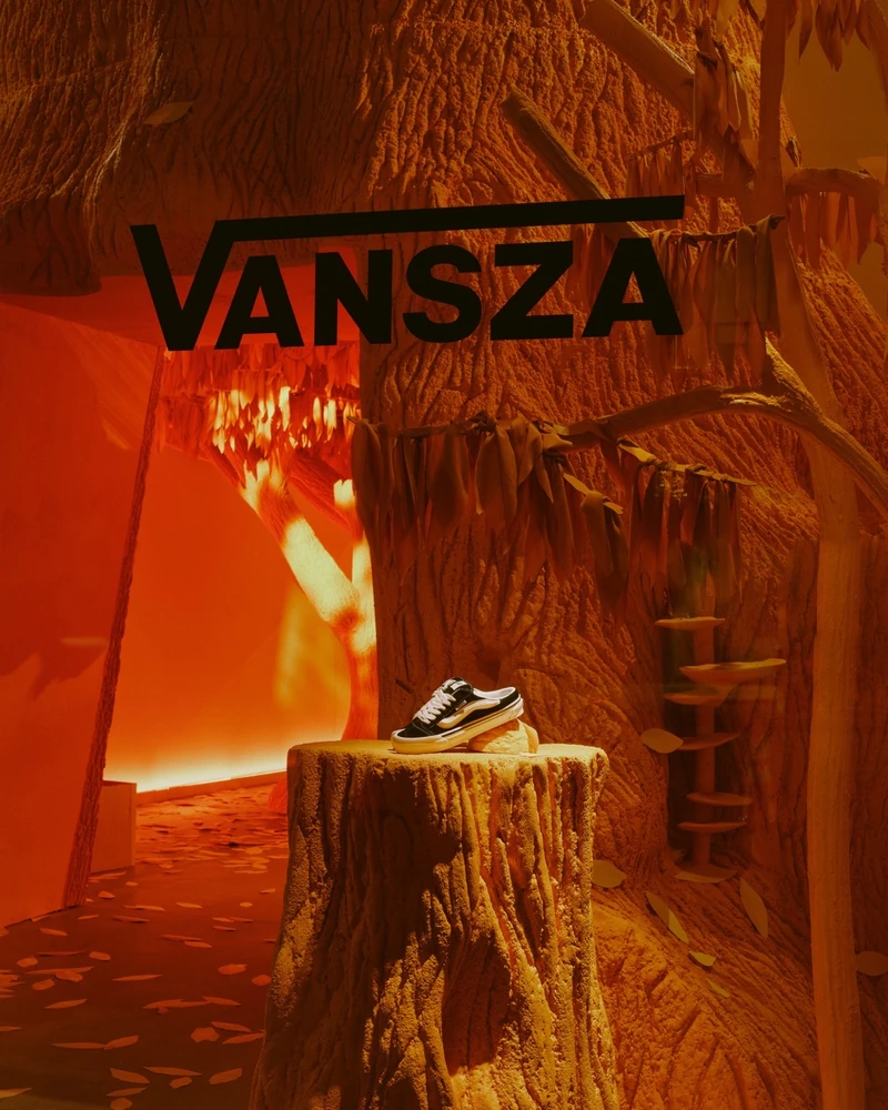 기다리던 그 Vans, 드디어. 👀
Vans의 첫 아티스틱 디렉터로 합류한 시저SZA가 자신의 감성을 담은 새로운 슈즈를 선보입니다.
익숙한 Vans 실루엣에 스플릿토 디테일을 더해, 시저만의 자유롭고 자연스러운 무드로 재해석했는데요.
앞서 파리 패션위크에서 커스텀 슈즈를 공개하며 기대감을 높이기도 했죠.
📌 10월 22일 출시 예정
📌 가격·국내 판매처 미공개
시저 팬이라면 이번 Vans, 그냥 지나치기 어렵겠죠. 🖤 이미지1
