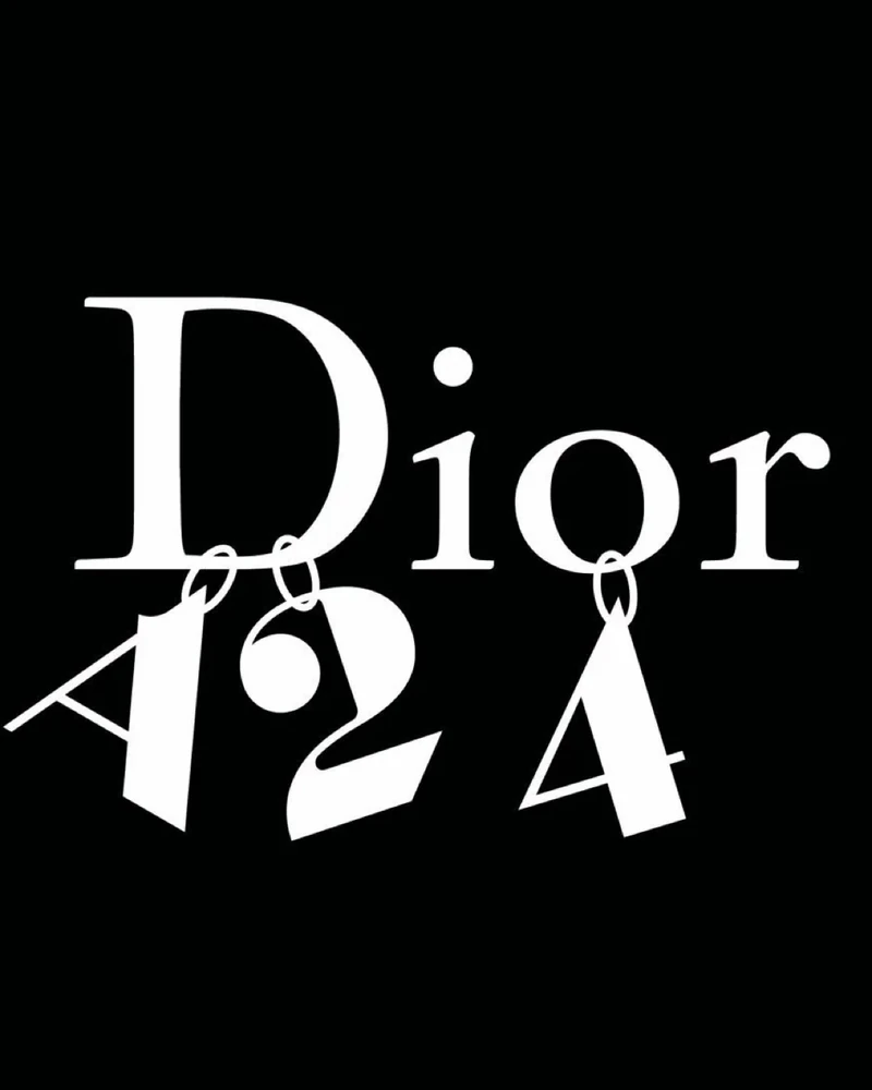 Dior 프사까지 바꾼 진심🖤
영화와 패션, 연극을 잇는 새로운 크리에이티브 파트너십이 시작됐습니다.
공개된 티저에는 사브리나 카펜터, 카미유 코탱, 조시 오코너, 드류 스타키, 소피 와일드가 등장합니다. 그런데 이들의 역할은 모두 단 하나, 조나단 앤더슨. 서로 다른 배우들이 한 명의 디자이너를 각자의 방식으로 연기하며 A24 특유의 위트와 영화적 감각을 담았습니다.
영상은 에이단 자미리가 연출했으며, 마지막에는 실제 조나단 앤더슨까지 등장해 재미를 더했죠.
이번 협업은 여기서 끝이 아닙니다. Dior는 A24가 운영하는 뉴욕 체리 레인 시어터의 메인 파트너로 참여하며, 앞으로 2년간 영화·연극·패션을 아우르는 프로젝트를 이어갈 예정입니다.
그런데 말이죠…
저 티셔츠, 진짜 나오면 바로 사고싶네요. 이미지2