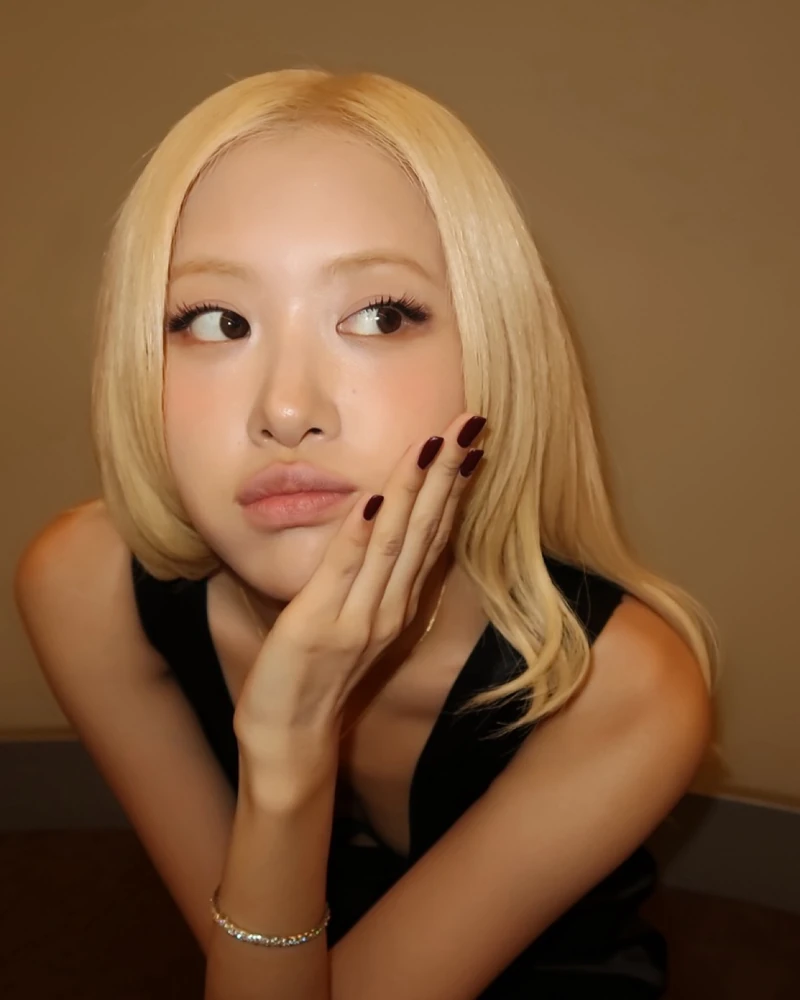 채영이가 알려주고 싶었을까?🍎
애플이 새 아이폰에 ‘올 뉴 버건디’ 컬러를 출시했습니다.
이번에 공개된 아이폰 18 프로·프로 맥스에는 새로운 버건디 컬러가 추가됐는데요. 그런데 애플 이벤트를 앞두고 로제가 버건디 네일을 선보여 눈길을 끌었습니다.
알고 보니 로제는 이번 애플의 ‘Shot on iPhone’ 캠페인에도 함께했습니다. 신곡 ‘new trick’의 뮤직비디오를 아이폰 18 프로로 촬영하며 애플과 특별한 협업을 예고한 것.
애플의 새 컬러가 공개되고 나니, 로제의 버건디 네일도 다시 보이는데요. 이미지2