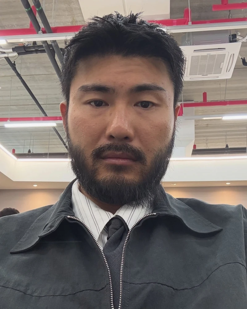 같은 이름, 다른 스타일 공식 👀
오늘의 패션 대결은 이름부터 같은 차정원과 카더가든. 얼굴부터 옷까지, 같은 아이템을 전혀 다른 방식으로 풀어냈습니다.
1. 용안
수염을 장착한 카더가든의 거친 무드와 촉촉하고 청초한 차정원의 분위기. 시작부터 이미 장르가 다릅니다.
2. 화이트 티셔츠?
카더가든은 박시한 실루엣으로 여유롭게, 차정원은 회색 나시를 레이어드해 한 끗 다른 스타일을 완성했습니다.
3. 후디 집업
카더가든은 박시한 후디 집업에 짱구 표정과 사랑의 하트 포즈까지 더해 귀여움을 담당했고요. 차정원은 후디 집업 대신 바라클라바로 변주해 스타일의 활용도를 높였습니다.
4. 가죽 재킷
카더가든은 댄디한 출근룩으로, 차정원은 캐주얼한 가죽 재킷으로 각자의 무드를 완성했습니다.
같은 이름으로 시작했지만 결과물은 완전히 다른 두 사람입니다. 이미지2
