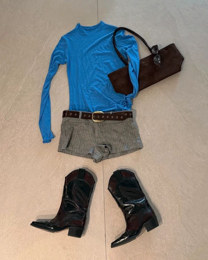 효민의 ‘Weekly Outfit Check’ 🩷
티아라 효민이 다양한 사복 코디를 한 번에 공개했습니다.
캐주얼한 룩부터 여성스러운 스타일, 컬러를 활용한 코디까지.
같은 사람의 데일리룩이지만 분위기는 매번 달라요.
기본 아이템을 활용하면서도 컬러와 실루엣, 액세서리로 포인트를 더한 것이 특징. 매일 뭐 입을지 고민된다면 효민의 아웃핏 체크에서 다음주 코디 아이디어를 찾아보세요. 이미지2