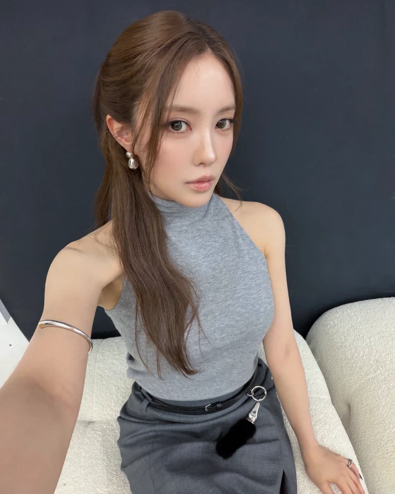 효민의 ‘Weekly Outfit Check’ 🩷
티아라 효민이 다양한 사복 코디를 한 번에 공개했습니다.
캐주얼한 룩부터 여성스러운 스타일, 컬러를 활용한 코디까지.
같은 사람의 데일리룩이지만 분위기는 매번 달라요.
기본 아이템을 활용하면서도 컬러와 실루엣, 액세서리로 포인트를 더한 것이 특징. 매일 뭐 입을지 고민된다면 효민의 아웃핏 체크에서 다음주 코디 아이디어를 찾아보세요. 이미지1