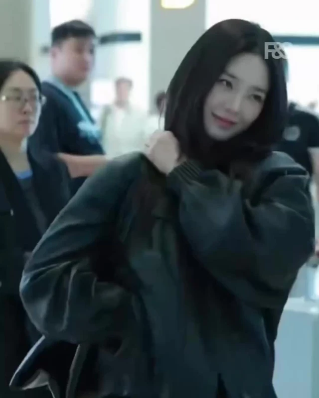 NYC 가는길, 코스 가죽 재킷🖤 COS 앰배서더 박규영이 뉴욕 패션위크 참석을 위해 ‘코스의 가죽자켓’을 입고 인천공항에 등장 했습니다. 이번 출국길에는 블랙 레더 재킷에 블랙 팬츠를 매치해 힘을 뺀 올블랙 룩을 완성했는데요. 넉넉한 실루엣과 볼륨감 있는 소매가 더해진 가죽 재킷 하나만으로도 시크한 공항 패션이 완성됐습니다. 이번 시즌 COS AW26는 레더와 스웨이드, 울, 캐시미어 등 풍부한 소재와 정제된 테일러링을 중심으로 전개됩니다. 박규영 역시 뉴욕에서 공개될 컬렉션의 주요 스타일을 미리 보여주고 있는 셈이죠. 가을 가죽 재킷 쇼핑 리스트에 저장해둘 만하죠🖤 • 코스 레더 퍼넬넥 보머 재킷, 69만 원대 이미지