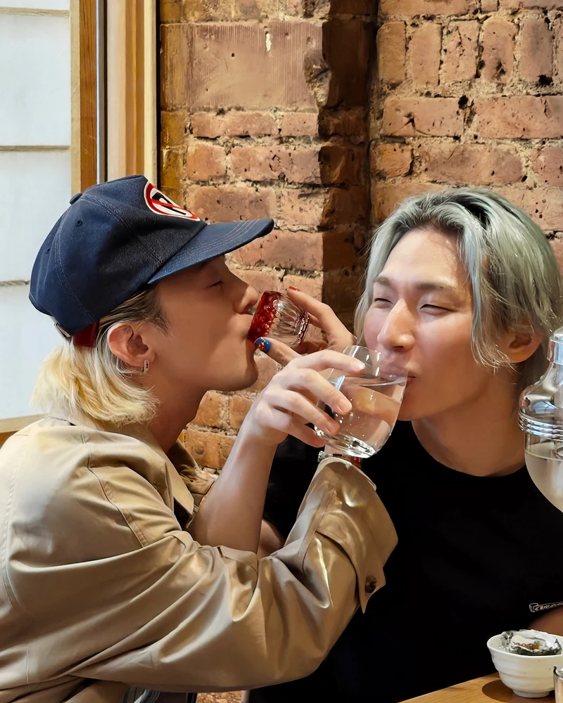 이 둘의 웃는 조합 얼마나 좋아요?
뉴욕에서의 일상을 공개한 지용과 대성. 지난 4월에도 LA에서 축구 경기를 함께 관람하며 브로맨스 모먼트를 보여줬는데요. 이 남자들,, 데이트 알차네😆❤️ 이미지1