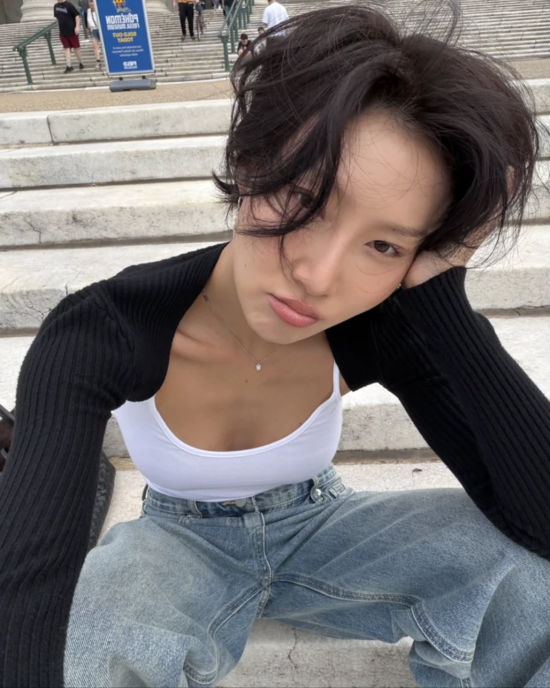 숏컷 하나로 분위기 반전 💛
숏컷으로 과감하게 스타일을 바꾼 셀럽들이 눈에 띄고 있어요.
귀가 드러나는 짧은 픽시컷부터 턱선을 따라 떨어지는 보브컷, 가볍게 레이어드를 넣은 허쉬컷까지 길이와 실루엣에 따라 분위기도 달라집니다.
앞머리의 길이와 연출법에 따라서도 느낌이 달라져요. 개성 있는 스타일을 원한다면 짧은 앞머리를, 부드러운 분위기를 원한다면 긴 앞머리를 자연스럽게 넘겨보세요.
올가을에는 익숙한 머리에서 벗어나, 나에게 어울리는 숏컷으로 새로운 분위기를 만들어보는 건 어떨까요? ✂️ 이미지1
