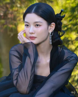 상견례 프리패스, 김유정 화보 비하인드🎞️ 전통 한복 실루엣과 컨템포러리 룩을 오가며 다채로운 무드를 담아낸 그녀의 비하인드 컷. 지금 감상해보세요. 이미지