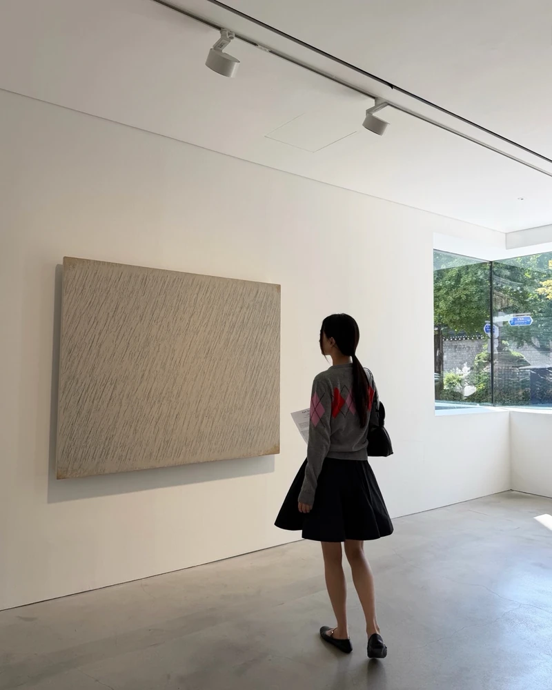 삼청동에서 만난 특별한 전시👩🏻🎨
손연재가 한국 단색화의 거장 박서보 개인전 《변하는 변하지 않는》을 찾았습니다.
이번 전시는 박서보 작가의 작고 3주기를 기념해 마련된 전시로, 초기 연필묘법부터 색채묘법과 신문지묘법까지 오랜 시간 이어온 작품 세계를 한자리에서 만나볼 수 있는데요.
고요하게 반복되는 선과 비워낸 화면을 따라가며 박서보의 예술을 천천히 감상하기 좋은 전시입니다.
가을날 삼청동 산책과 함께 들러보세요.
• 박서보 《변하는 변하지 않는》
• 국제갤러리 서울
• 2026.08.24 – 10.18 이미지1