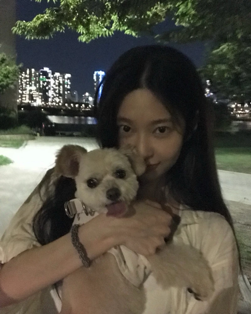 사진만 봐도 분위기 완성😚
요즘 배우들의 일상에서 발견한, 힘을 뺄수록 더 선명해지는 분위기🫶🏻
강혜원 〈청춘블라썸〉, 〈소년시대〉, 〈선의의 경쟁〉 등으로 배우로서 존재감을 넓혀가고 있다. 담백한 표정과 힘을 뺀 스타일링이 특유의 분위기를 만든다.
김민주 〈청설〉 등을 통해 배우로서 새로운 얼굴을 보여주고 있는 배우. 맑고 단정한 이미지에 은근한 몽환미가 더해져 오래 눈이 머문다.
한수아 〈치얼업〉, 〈이토록 친밀한 배신자〉 등을 거치며 차근차근 필모그래피를 쌓고 있는 배우. 청량한 얼굴에 자연스러운 무드가 더해져 사진마다 눈길이 간다.
요즘 우리가 말하는 ‘느좋’이란 이런 게 아닐까요. 이미지2
