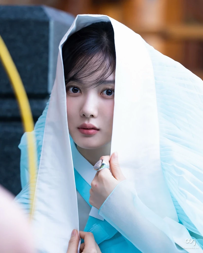 상견례 프리패스, 김유정 화보 비하인드🎞️
전통 한복 실루엣과 컨템포러리 룩을 오가며 다채로운 무드를 담아낸 그녀의 비하인드 컷. 지금 감상해보세요.
이미지2