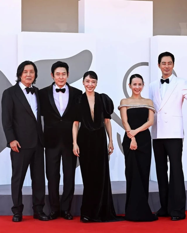 이창동 감독 ‘가능한 사랑‘🎬 베니스영화제 국제비평가연맹상 수상!본상 기대감 높인다. 베니스영화제 본상 발표를 하루 앞두고 반가운 소식이 전해졌습니다 🎥🏆 제83회 베니스국제영화제 경쟁 부문에 초청된 이창동 감독의 신작 '가능한 사랑'이 국제영화비평가연맹상을 수상했습니다. 심사위원단은 "미묘한 힘의 역학 관계를 다층적으로 풀어내면서 완벽한 리듬과 절제된 서사가 돋보인다"고 평가했습니다. 국제영화비평가연맹상은 비평적 관점에서 뛰어난 작품에 주는 상입니다. 이 감독은 지난 2002년 '오아시스'로 본상을 수상하기 전에도 이 상을 받은 바 있어 본상 수상에 대한 기대감을 더욱 높이고 있습니다. 이미지