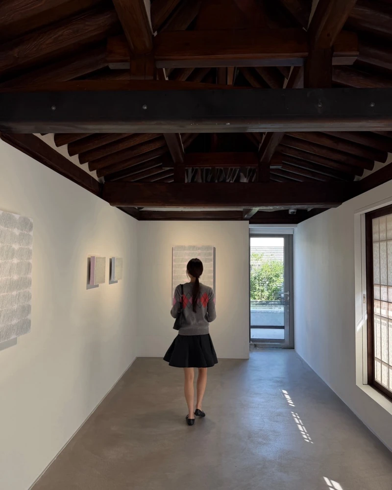 삼청동에서 만난 특별한 전시👩🏻🎨
손연재가 한국 단색화의 거장 박서보 개인전 《변하는 변하지 않는》을 찾았습니다.
이번 전시는 박서보 작가의 작고 3주기를 기념해 마련된 전시로, 초기 연필묘법부터 색채묘법과 신문지묘법까지 오랜 시간 이어온 작품 세계를 한자리에서 만나볼 수 있는데요.
고요하게 반복되는 선과 비워낸 화면을 따라가며 박서보의 예술을 천천히 감상하기 좋은 전시입니다.
가을날 삼청동 산책과 함께 들러보세요.
• 박서보 《변하는 변하지 않는》
• 국제갤러리 서울
• 2026.08.24 – 10.18 이미지2