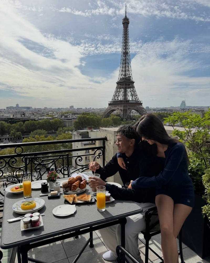 야말의 달콤한 파리 로맨스 🇫🇷
라민 야말은 FC 바르셀로나의 10번이자 스페인 축구의 차세대 스타 인데요.
그라운드에서는 누구보다 강렬하지만, 사랑 앞에서는 한없이 다정한 모습입니다.
그의 마음을 사로잡은 사람은 스페인 인플루언서 이네스 가르시아.
두 사람은 올해 봄 열애를 공개한 뒤 함께하는 순간마다 화제를 모으고 있죠.
최근에는 로망의 도시 파리에서 데이트를 즐겼습니다.
짧은 일정 속에서도 자전거를 타고 파리를 누비고, 에펠탑을 찾는 등 달콤한 시간을 보낸 두 사람 입니다. 이미지2