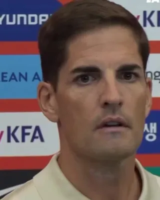 한국 축구 대표팀의 새 '임시 소방수' 모레노 감독이 오늘 입국했습니다.⚽️ 모레노 감독은 9월부터 11월까지 A매치 6경기를 지휘할 예정인데요. 입국 현장에서 그는 "몇 년 전부터 꿈꿔온 자리"라며 "한국 국민이 대표팀에 자부심을 갖게 할 것"이라고 포부를 밝혔습니다. 내일 취임 기자회견과 함께 1기 대표팀 명단을 발표하며 본격적인 행보를 시작합니다. 6경기라는 짧은 시간 동안 한국 축구에 어떤 변화를 가져올지 주목됩니다. 이미지