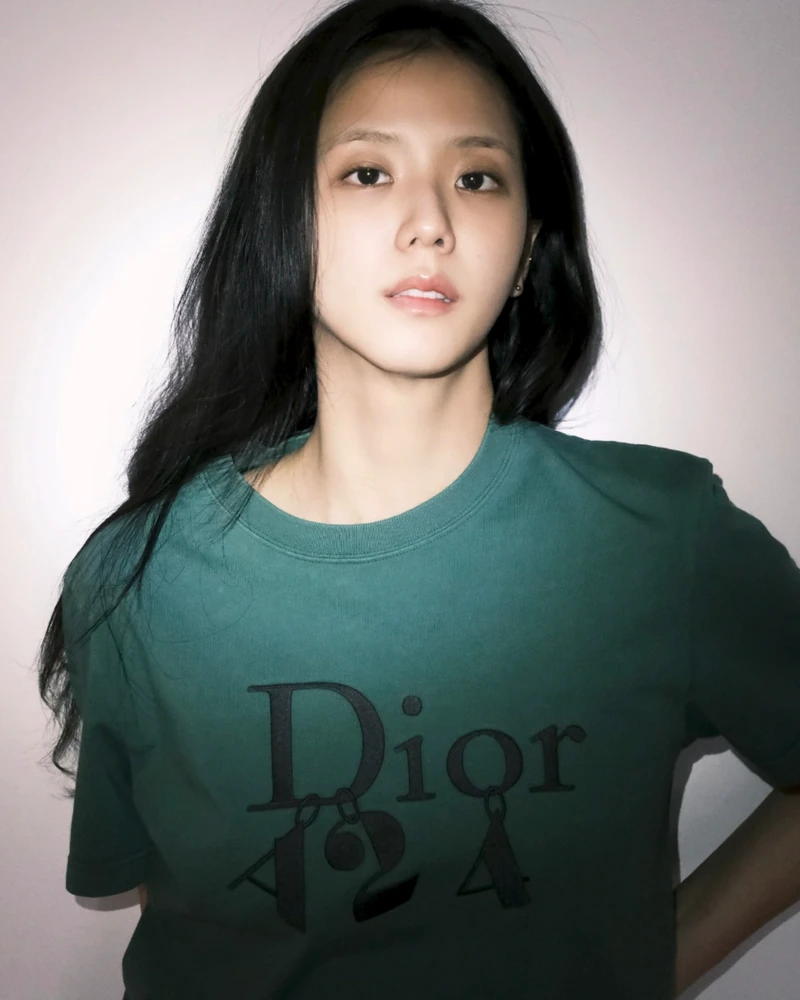 지수도 입었다! 그 티셔츠!👸🏻
디올과 A24 파트너십 티셔츠! 디올 공주 지수까지 착용샷을 공개했습니다. BTS 지민과 스키즈 현진 그리고 블랙핑크 지수까지 디올 가족 단체티 맞췄어요. 이미지1