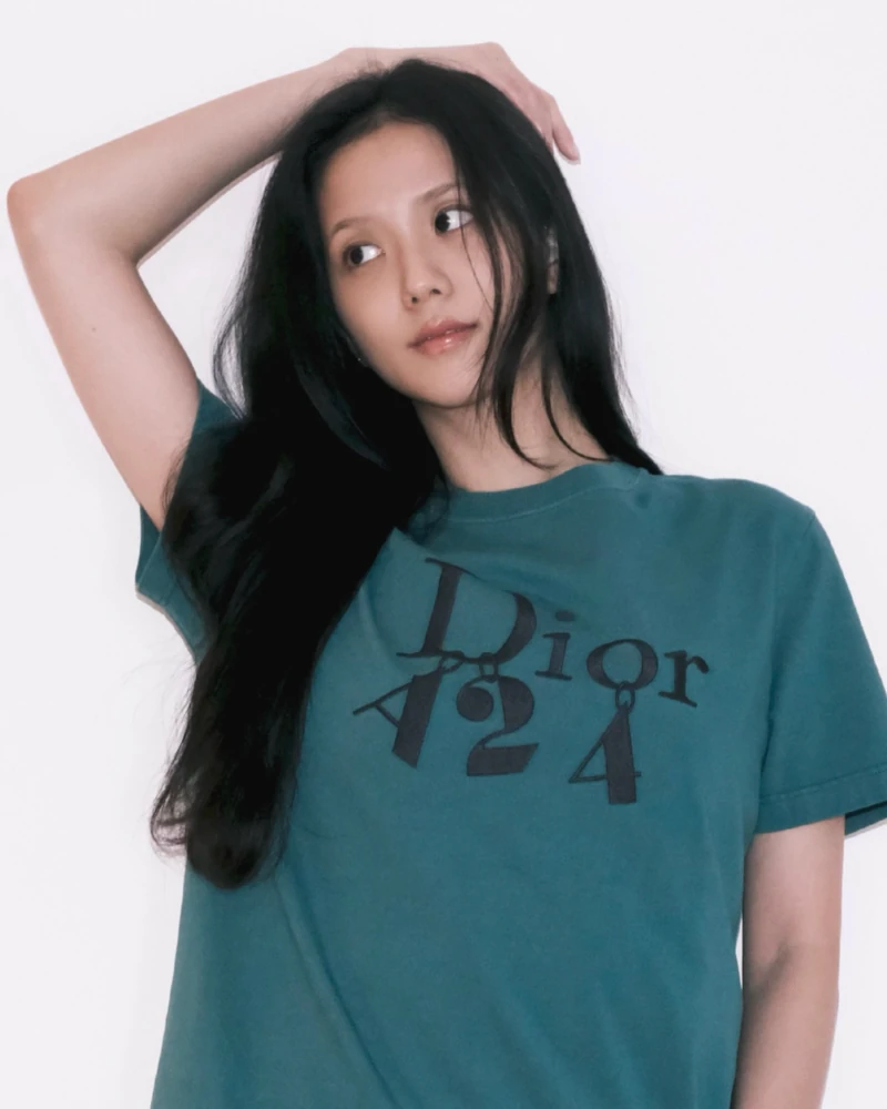 지수도 입었다! 그 티셔츠!👸🏻
디올과 A24 파트너십 티셔츠! 디올 공주 지수까지 착용샷을 공개했습니다. BTS 지민과 스키즈 현진 그리고 블랙핑크 지수까지 디올 가족 단체티 맞췄어요. 이미지2