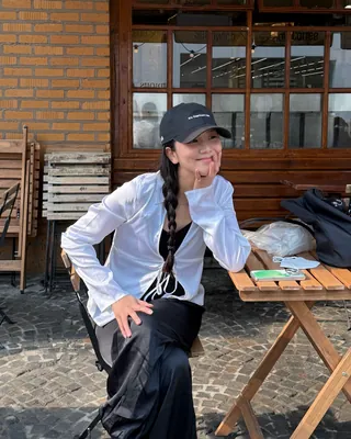 지금 아니면 못 입는 조합 🍂 여름 내내 즐겨 입었던 민소매, 얇은 가디건을 더하면 간절기까지 이어갈 수 있습니다. 화이트 민소매에는 같은 톤의 가디건을 매치해 담백하게, 컬러 가디건에는 데님이나 팬츠를 더해 포인트를 줘보세요. 스커트와 함께하면 한층 여성스러운 분위기로 연출할 수 있습니다. 완전히 추워지기 전, 지금 입기 좋은 민소매 레이어드를 참고해보세요. 이미지