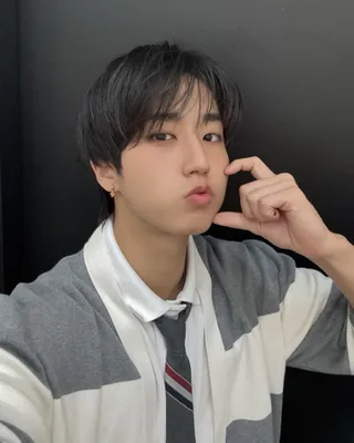 생일을 맞아 1억 원을 기부☝🏻
스트레이 키즈 한이 오늘(14일) 생일을 맞아 사회복지법인 엔젤스헤이븐에 1억 원을 기부했습니다.
기부금은 학대 피해 아동의 보호·심리치료 지원과 은평천사원의 아동 양육·교육 지원에 각각 5천만 원씩 사용될 예정입니다.
한은 “상처 입은 아이들의 마음에 작게나마 따뜻한 위로를 전하고 싶었다”며 아이들이 아픔을 이겨내고 환한 미소를 되찾길 바라는 마음을 전했습니다.
지난해 생일에도 성인중증질환 환자 치료비와 소아청소년 환아 치료비 지원을 위해 성금을 전달한 한.
생일마다 이어지는 따뜻한 선행이 더욱 빛나는 날입니다.
이미지