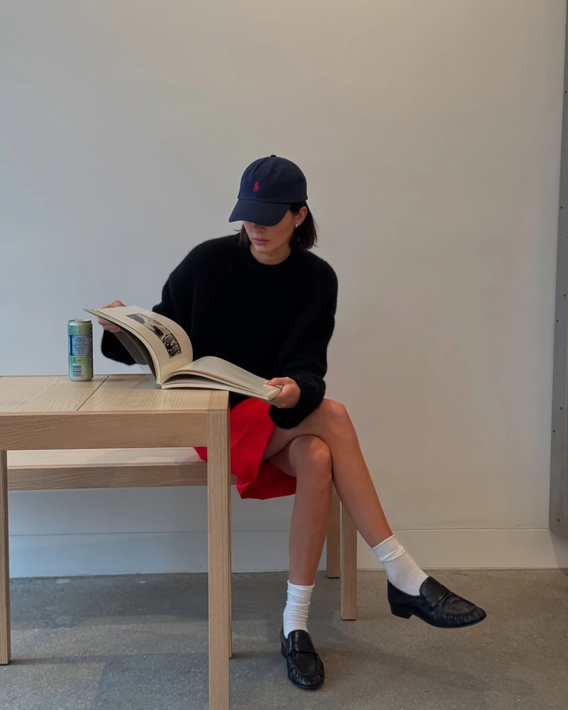 내일은 우리도 켄달 제너❤️🤍
꾸민 듯 안 꾸민 듯, 힘을 빼서 더 멋스러운 켄달 제너의 가을 스타일 입니다.
블랙 니트에 레드 미니스커트, 화이트 삭스와 로퍼를 매치하고 네이비 볼캡으로 마무리했어요.
특별한 아이템을 잔뜩 더하기보다 컬러와 클래식한 아이템의 조합만으로 완성한 게 포인트 입니다.
올가을엔 우리도 이렇게 입어봅시다.
• 폴로 코튼 볼캡, 9만원 대
• 더 로우 소프트 로퍼, 230만원 대 이미지1