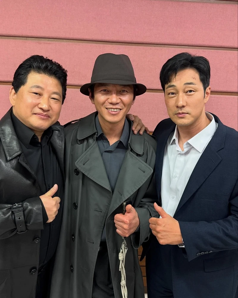 10월 결혼하는 원현준 🤍
〈김부장〉에서 ‘땅강아지’ 강국철 역으로 시청자들에게 강렬한 인상을 남긴 배우 원현준이 오는 10월 4일 결혼합니다.
예비 신부는 배우 이수진. 〈우연일까?〉, 〈이로운 사기〉, 〈미스 몬테크리스토〉 등에서 활약한 배우로, 두 사람은 오랜 시간 사랑을 키워온 것으로 알려졌습니다.
작품 속 강렬한 모습은 잠시 내려놓고, 이제는 한 사람의 평생을 함께할 남편으로.
원현준 & 이수진의 새로운 시작을 진심으로 축하합니다. 🤍 이미지2