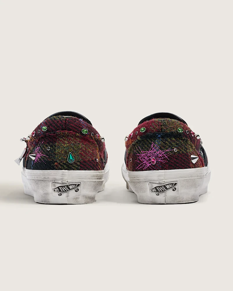익숙한 반스의 가을 변신 👀
반스와 해리스 트위드가 다시 한번 클래식 슈즈를 완성했습니다.
이번 컬렉션은 블루 톤의 해리스 트위드에 네이비 가죽을 더하고, 스터드와 젬, 핀, 자수 등으로 반스 특유의 거친 무드를 담았습니다. 클래식한 트위드가 조금 더 자유롭고 과감한 모습으로 변했죠.
올드스쿨은 트위드와 네이비 가죽의 조합으로, 슬립온은 브라운·카키 계열의 트위드로 완성했습니다. 로퍼 53에는 트위드를 더해 포멀한 실루엣에 색다른 분위기를 더했어요.
이번 컬렉션은 9월 24일 공개될 예정입니다.
• 반스 프리미엄 클래식 해리스 트위드 슬립온, 약 17만 원대
• 반스 프리미엄 올드스쿨 36 래시트 트위드, 약 19만 원대
• 반스 프리미엄 해리스 트위드 로퍼 53, 약 16만 원대 이미지2