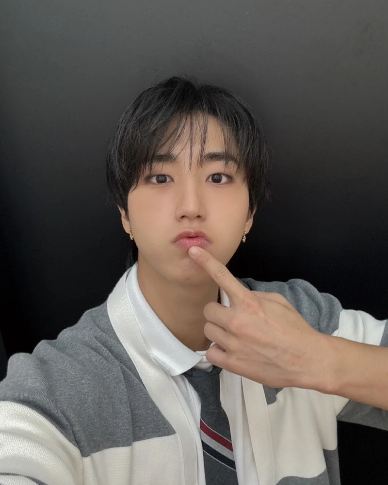 생일을 맞아 1억 원을 기부☝🏻
스트레이 키즈 한이 오늘(14일) 생일을 맞아 사회복지법인 엔젤스헤이븐에 1억 원을 기부했습니다.
기부금은 학대 피해 아동의 보호·심리치료 지원과 은평천사원의 아동 양육·교육 지원에 각각 5천만 원씩 사용될 예정입니다.
한은 “상처 입은 아이들의 마음에 작게나마 따뜻한 위로를 전하고 싶었다”며 아이들이 아픔을 이겨내고 환한 미소를 되찾길 바라는 마음을 전했습니다.
지난해 생일에도 성인중증질환 환자 치료비와 소아청소년 환아 치료비 지원을 위해 성금을 전달한 한.
생일마다 이어지는 따뜻한 선행이 더욱 빛나는 날입니다.
이미지2