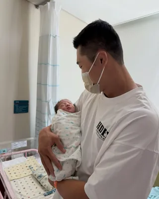 김동현, 네 번째 기적이 탄생👶🏻🧡 김동현이 오늘 넷째 아이의 출생 소식을 전했습니다. 3.21kg으로 태어난 아기와 산모 모두 건강한 상태. “고생한 우리 와이프, 정말 고맙고 사랑해”라며 아내에게 고마운 마음을 전한 김동현. 이로써 두 아들, 두 딸을 둔 6인 가족이 됐습니다. 이미지