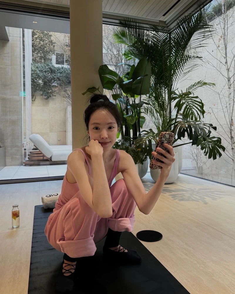 요가도 취향대로 🧘
요즘 셀럽들의 새로운 취향, 요가입니다. 🪷
최근 패션과 라이프스타일 전반에서 웰니스가 하나의 트렌드로 자리 잡고 있죠. 잘 먹고 잘 쉬는 것을 넘어, 몸과 마음을 돌보는 일상에 관심이 높아지고 있습니다.
그중에서도 요가는 꾸준히 사랑받는 웰니스 루틴 중 하나인데요.
몸을 움직이는 동시에 호흡과 휴식까지 챙길 수 있어 셀럽들의 일상에서도 자주 포착되고 있어요.
하니, 유리, 손나은, 이효리, 김희정이 보여준
각자의 요가 타임을 만나보세요. 이미지1