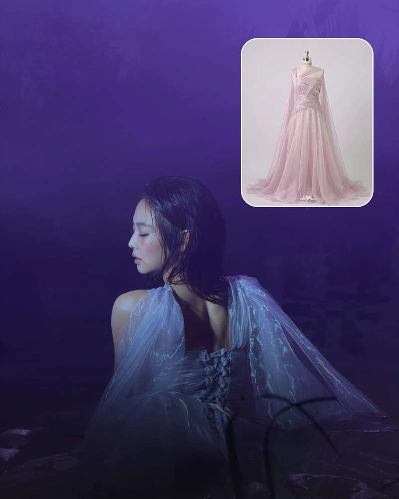 제니의 두 드레스, 제작 비하인드 ✂️
제니의 ‘FALLEN ANGEL’ 속 두 벌의 드레스, 제작 과정이 공개됐습니다.
이번 뮤비 의상은 라이즈, 앤시티 위시, 보이넥스트도어 등 K팝 아티스트들의 무대 의상을 제작한 디자인 스튜디오 '스튜디오 동령'이 담당했습니다.
먼저 시어 드레스.
뮤직비디오 초반, 백조가 있는 호수 위에 떠 있는 장면에 등장합니다. 얇은 원단을 마네킹에 직접 드레이핑하고, 핀으로 주름과 실루엣을 잡아가며 완성했어요. 긴 시어 소재가 몸을 따라 흐르며 물 위에 떠 있는 듯한 장면을 만들어냅니다.
두 번째는 레드 슬립 드레스.
레이스 패턴을 맞춰 재단하고 실크 소재를 테스트하는 등 섬세한 제작 과정이 담겼습니다. MV에서는 붉은 들판과 침실 장면에 등장해 화이트 드레스와 대비되는 강렬한 분위기를 보여줍니다. 이미지1