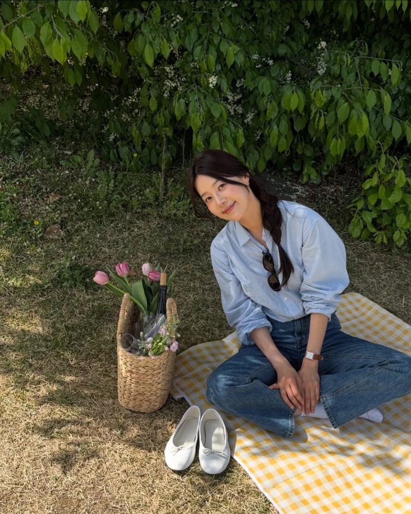 오늘부터 인스타 1일 1방문🐾
다음 작품으로 빨리 돌아와 주세요.
우리 아직 한지혜 사복 더 봐야 하니까요. 🥹
2001년 데뷔 후 꾸준히 사랑받아온 배우 한지혜. 이제는 한 아이의 엄마가 됐지만, 여전히 변함없는 분위기와 스타일을 보여주고 있습니다.
지난 1~2월 KBS2 〈은애하는 도적님아〉에서 숙의 홍씨 역으로 시청자를 만난 뒤, 최근에는 작품 활동보다는 가족과 여행을 즐기며 여유로운 일상을 보내는 모습. 지난 8월에는 딸 윤슬 양과 함께 캐나다 여행을 떠난 근황도 공개했죠.
특히 사복을 보면 더 반갑습니다. 힘을 빼고 입은 데님부터 셔츠, 원피스까지 담백한 아이템만으로도 특유의 분위기를 완성하는 한지혜 입니다. 이미지1