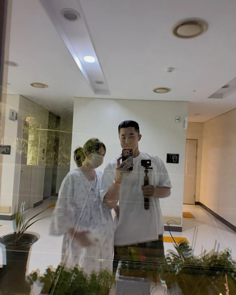 김동현, 네 번째 기적이 탄생👶🏻🧡
김동현이 오늘 넷째 아이의 출생 소식을 전했습니다.
3.21kg으로 태어난 아기와 산모 모두 건강한 상태.
“고생한 우리 와이프, 정말 고맙고 사랑해”라며 아내에게 고마운 마음을 전한 김동현.
이로써 두 아들, 두 딸을 둔 6인 가족이 됐습니다. 이미지2