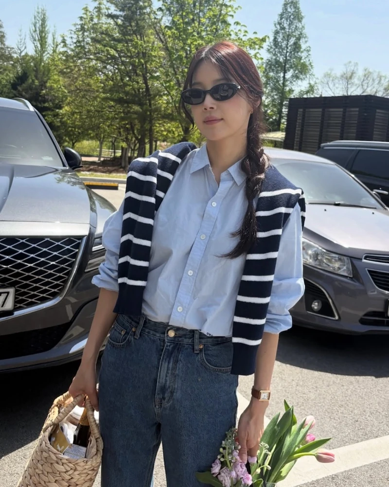 오늘부터 인스타 1일 1방문🐾
다음 작품으로 빨리 돌아와 주세요.
우리 아직 한지혜 사복 더 봐야 하니까요. 🥹
2001년 데뷔 후 꾸준히 사랑받아온 배우 한지혜. 이제는 한 아이의 엄마가 됐지만, 여전히 변함없는 분위기와 스타일을 보여주고 있습니다.
지난 1~2월 KBS2 〈은애하는 도적님아〉에서 숙의 홍씨 역으로 시청자를 만난 뒤, 최근에는 작품 활동보다는 가족과 여행을 즐기며 여유로운 일상을 보내는 모습. 지난 8월에는 딸 윤슬 양과 함께 캐나다 여행을 떠난 근황도 공개했죠.
특히 사복을 보면 더 반갑습니다. 힘을 빼고 입은 데님부터 셔츠, 원피스까지 담백한 아이템만으로도 특유의 분위기를 완성하는 한지혜 입니다. 이미지2