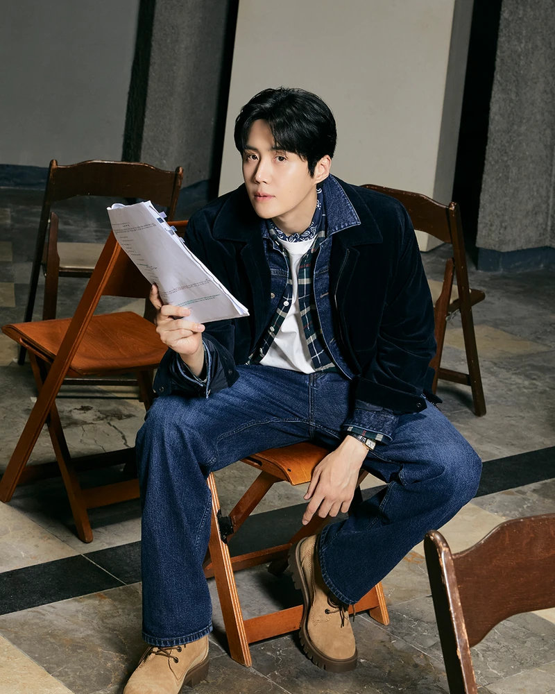 #광고 본질을 짚는 빈폴 26FW🍁
김선호, 전소영과 함께한 브랜드 캠페인 '인투 유어 에센셜'👔🧥
빈폴이 이번 가을 꺼낸 단어는 에센셜리즘이에요. 넘치는 선택지 속에서 나만의 기준에 집중하는 방식, 그걸 옷으로 풀어낸 게 26FW 캠페인 '인투 유어 에센셜'입니다.
필름은 무대의 양 끝에 선 두 배우를 나란히 놓습니다. 김선호는 공연 5일 전 텅 빈 객석 앞에서 대사를 되짚고, 전소영은 공연이 끝난 5분 뒤 대기실에서 무대 위 얼굴을 지워내죠.
착장도 과하지 않게 덜어냈어요. 김선호는 블랙 쿼터집 니트 안에 데님 셔츠를 겹쳐 입고 치노 팬츠로 마무리했습니다. 전소영은 베이지 트렌치 코트의 칼라를 세워 안쪽 체크를 살리고, 네이비 트랙 팬츠를 매치했어요.
지금 바로 ‘INTO YOUR ESSENTIALS’ 캠페인 영상을 확인해보세요🎥
#빈폴 #BEANPOLE #INTO_YOUR_ESSENTIALS #ESSENTIALISM 이미지1