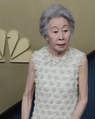 79세가 흰색 하나로🤍최고로 멋짐 화제의 샤넬 윤여정룩🏆🪽에미상 블루카펫에 흰 드레스로 섰다. 윤여정이 9월 14일 LA 피콕 시어터 블루카펫에 흰 드레스로 섰습니다. 넷플릭스 '성난 사람들' 시즌2로 여우조연상 후보에 오른 자리였죠. 샤넬 2026 F/W 레디투웨어 컬렉션의 68번 룩입니다. 상의는 실크에 앨러배스터 빛깔 꽃을 빼곡히 수놓은 민소매 시프트예요. 밑단은 꽃송이가 술처럼 늘어져 한 단을 만들고, 그 아래로 크림 플리츠 스커트로 코디했습니다. 손에는 골드 프레임 화이트 클러치 하나뿐이었고요. 목걸이도 귀걸이도 얹지 않고 자수와 플리츠, 질감 두 가지만 선택했습니다. 신발도 샤넬로 맞췄죠. 79세 배우가 보여준 가장 아름다고 고급스러운 샤넬룩이었습니다. • 샤넬 2026 F/W 레디투웨어 룩 68 화이트 실크 자수 드레스 • 샤넬 슈즈 이미지