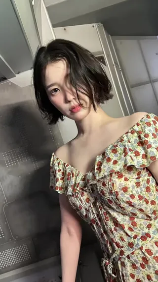 아이유 ‘이 별로부터’ 뮤비 공개🎞️
뮤직비디오는 마치 한 편의 SF 영화를 보는 듯한 독특한 세계관과 영상미로 시선을 사로잡는데요. 넷플릭스 '엘리트들'의 칠레 배우 호르헤 로페스와 시공간을 뛰어넘는 화상 채팅 로맨스를 선보였습니다.
특히 영상 속 QR을 스캔하면 ‘Unknown Planet’ 웹사이트에 접속해 아이유와의 화상 채팅도 체험할 수 있습니다.
앞서 공개된 ‘Dear my crazy soulmate’에 이어 또 한 번 새로운 방식으로 이야기를 풀어낸 아이유. 지금 바로 ‘이 별로부터’ 뮤직비디오에서 확인해 보세요. 이미지