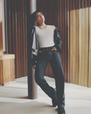 정국이 입은 ‘완벽한 핏’👖
캘빈클라인이 글로벌 앰버서더 BTS 정국과 함께한 2026 가을 ‘Feel The Fit’ 데님 캠페인의 세 번째 챕터를 공개했습니다.
이번 캠페인은 데님을 입는 순간 달라지는 정국의 에너지와 자신감에 집중합니다. 비트에 맞춘 파워풀한 움직임과 여유로운 애티튜드로 캘빈클라인 데님만의 핏을 표현했죠.
이번 시즌에는 클래식한 실루엣의 ‘90s 스트레이트 진’과 과감한 오버사이즈 핏의 ‘배기 진’ 등을 선보이며 각기 다른 데님 스타일을 제안합니다.🖤 이미지