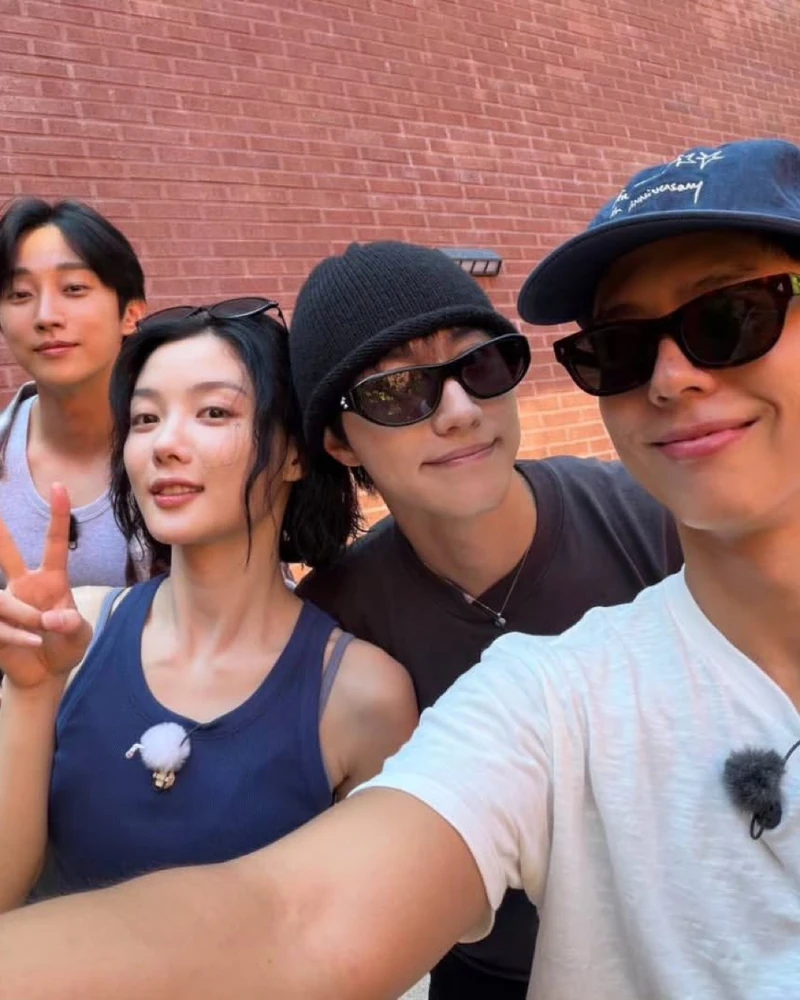 작품은 끝나도, 우정은 계속✨
올해 다시 만난 〈구르미 그린 달빛〉, 〈도깨비〉, 〈안나〉 팀의 근황을 모아봤어요.
01. 〈구르미 그린 달빛〉 — 10년째
박보검·김유정·진영·채수빈·곽동연이 방영 10주년을 맞아 다시 뭉쳤습니다. 다섯 배우는 1박 2일 여행을 떠나 10년 전 촬영 당시의 추억을 나눴고, 10주년 특집 예능까지 함께하게 됐어요.
02. 〈도깨비〉 — 10년째
공유·이동욱·김고은·유인나는 10주년을 맞아 강릉으로 추억 여행을 떠났습니다. 드라마 속 명장면이 탄생했던 주문진을 다시 찾으며 10년 전 작품의 추억을 소환했어요.
03. 〈안나〉 — 4년째
수지·정은채·김준한·박예영은 2022년 작품 공개 후 4년째 인연을 이어가고 있습니다. 최근 이주영 감독까지 함께한 자리에서 다시 만나 식사를 즐기며 근황을 나눴어요. 수지도 직접 ‘반가운 안나팀’이라고 전했습니다.
작품은 끝나도, 인연은 계속되는 배우들. 이런 우정이라면 오래오래 보고 싶네요. 이미지2