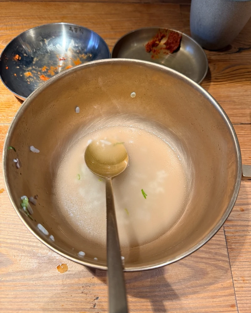 BTS도 두 번 왔다는 뉴욕 그 집🐷
뉴욕 맨해튼 돼지곰탕 '옥동식'🍚 지드래곤 자리에 앉았다
지드래곤이 앉았던 자리에 앉아봤습니다. 지난 8일(현지시간) 뉴욕·뉴저지 공연을 사흘 앞둔 밤, 수행원들과 늦은 저녁을 먹고 갔다는 소식을 듣고 곧장 따라간 참입니다. 맨해튼 매디슨가의 옥동식 뉴욕점입니다.
다녀간 사람이 지드래곤만은 아닙니다. 방탄소년단은 올해만 두 번 왔습니다. 3월 23일 스포티파이 이벤트를 마친 진·RM·제이홉·뷔 네 명이, 7월 20일에는 월드컵 결승전 하프타임 쇼를 끝낸 여섯 명이 이 국밥집에 들렀습니다.
메인 메뉴는 돼지곰탕 입니다. 2022년 넉 달짜리 팝업으로 뉴욕에 상륙했다가 정식 매장을 냈고, 뉴욕타임스는 2023년 "맑고 황금빛 돼지고기 육수"라며 올해 최고의 요리로 꼽았습니다. 서울 본점은 2018년부터 8년 연속 미쉐린 가이드에 올라 있습니다.
국밥 한 그릇 먹겠다고 맨해튼에서 줄을 섰습니다. 이미지1