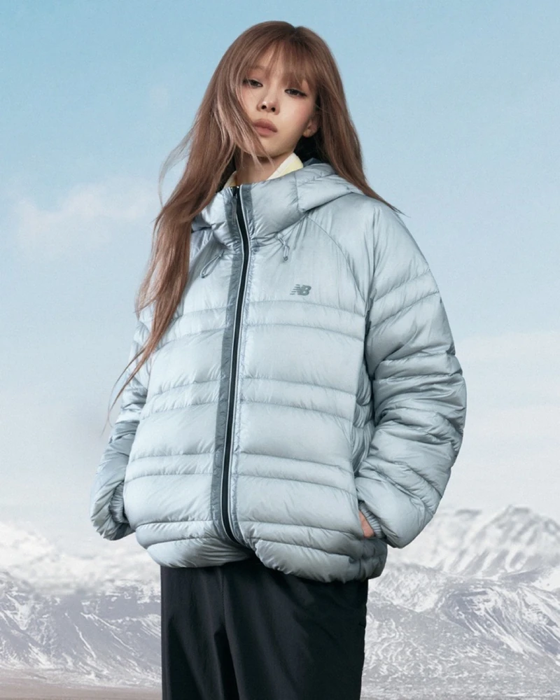 내 겨울 패딩룩 참고서🩶🩵뉴발 윈터
9/9 출시 하루 만에 품절 후 추가 물량 오픈 소식🔥 뉴발 플라잉 77
뉴발란스가 윈터(WINTER)와 함께한 플라잉77 구스다운 신규 캠페인 화보를 선공개했습니다. 도심과 자연을 오가는데, 같은 패딩이 배경에 따라 시크했다가 청량해져요.
포인트는 세 가지예요. 하나, 구스 다운에 그라핀 탄소 섬유를 더해 얇아도 따뜻하죠. 둘, 7데니어 초경량 원사라 겉면에 광택이 살짝 돕니다. 둘, 셋, 7셀 코팅으로 솜털이 새지 않아요.
컬러는 영롱한 광택의 애쉬블루와 차콜이 대표로 꼽힙니다.
9월 9일 발매된 초도 물량은 하루 만에 품절됐고, 9월 16일 오전 10시 뉴발란스 브랜드 메가위크 혜택으로 추가 물량이 다시 열렸습니다.
• 뉴발란스 플라잉77 구스다운
• 9월 16일(수) 오전 10시 공식 온라인 스토어 추가 발매 (브랜드 메가위크) 이미지1