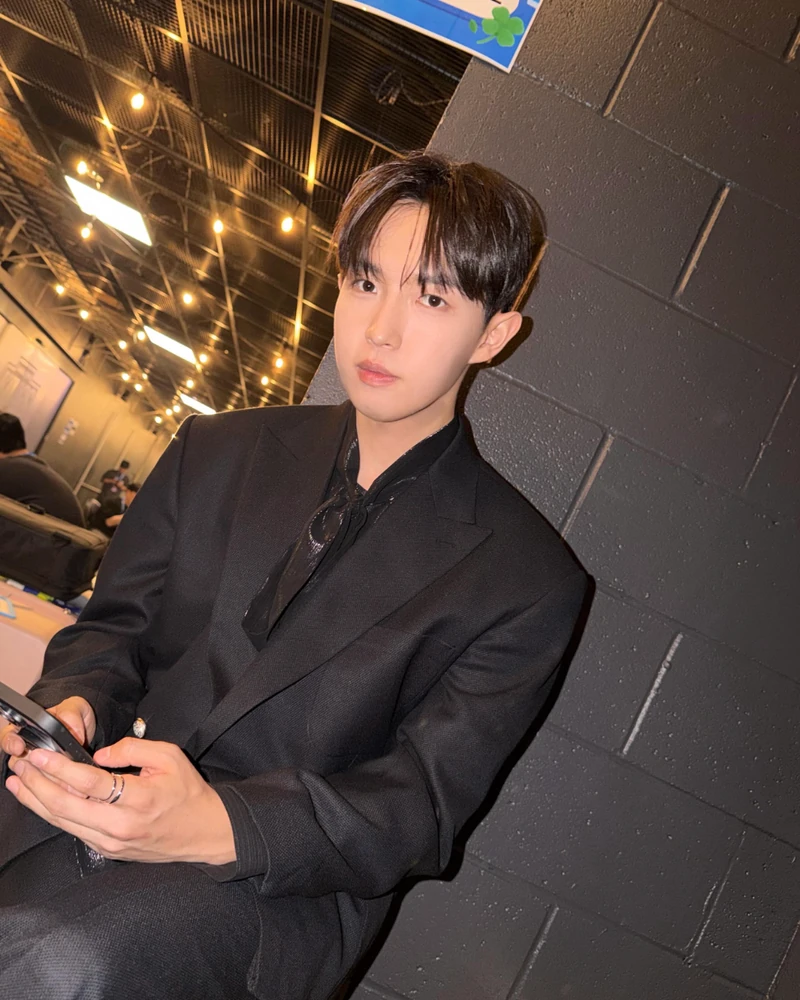 김재환, ‘Love’로 돌아옵니다 💌
김재환이 약 6개월 만에 새 싱글로 돌아옵니다.
10월 7일 오후 6시, ‘Love, From Here’를 공개할 예정이에요.
이번 앨범은 사랑의 시작부터 지나간 순간까지,
사랑을 이루는 다양한 모습을 김재환만의 시선으로 담았습니다.
이번에는 ‘러브 스토리텔러’로 변신한다고 하죠.
컴백의 여운은 콘서트로 이어집니다.
10월 31일부터 11월 1일까지, 서울 블루스퀘어 우리WON뱅킹홀에서 ‘여백:餘白’으로 팬들을 만나요. 이미지1