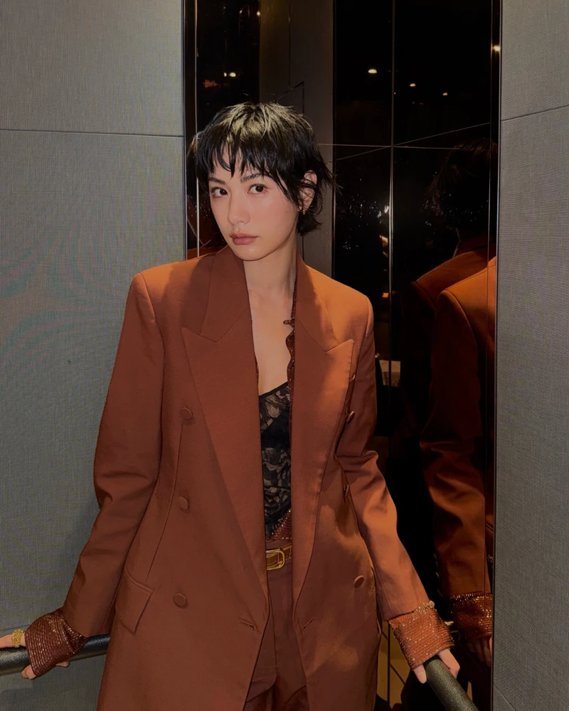 올가을엔 크게 입는 블레이저 🖤
간절기에 자연스럽게 손이 가는 블레이저.
이번에는 몸에 딱 맞는 실루엣보다 어깨와 소매, 기장에 여유를 둔 오버핏이 눈에 들어옵니다.
셀럽들의 스타일링에서도 이 넉넉한 실루엣을 쉽게 찾아볼 수 있는데요. 데님과 매치해 캐주얼하게 풀거나, 슬랙스와 함께 셋업처럼 연출하고 미니 스커트로 균형을 잡기도 하죠.
티셔츠 위에 가볍게 걸치는 것부터 니트와 레이어드하는 방법까지 활용도도 높습니다. 올가을 블레이저를 고른다면, 한층 여유로운 실루엣에 눈을 돌려보세요. 🍂 이미지1