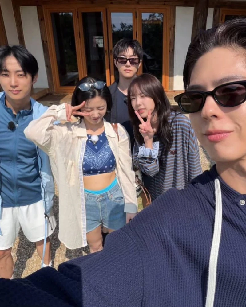 작품은 끝나도, 우정은 계속✨
올해 다시 만난 〈구르미 그린 달빛〉, 〈도깨비〉, 〈안나〉 팀의 근황을 모아봤어요.
01. 〈구르미 그린 달빛〉 — 10년째
박보검·김유정·진영·채수빈·곽동연이 방영 10주년을 맞아 다시 뭉쳤습니다. 다섯 배우는 1박 2일 여행을 떠나 10년 전 촬영 당시의 추억을 나눴고, 10주년 특집 예능까지 함께하게 됐어요.
02. 〈도깨비〉 — 10년째
공유·이동욱·김고은·유인나는 10주년을 맞아 강릉으로 추억 여행을 떠났습니다. 드라마 속 명장면이 탄생했던 주문진을 다시 찾으며 10년 전 작품의 추억을 소환했어요.
03. 〈안나〉 — 4년째
수지·정은채·김준한·박예영은 2022년 작품 공개 후 4년째 인연을 이어가고 있습니다. 최근 이주영 감독까지 함께한 자리에서 다시 만나 식사를 즐기며 근황을 나눴어요. 수지도 직접 ‘반가운 안나팀’이라고 전했습니다.
작품은 끝나도, 인연은 계속되는 배우들. 이런 우정이라면 오래오래 보고 싶네요. 이미지1