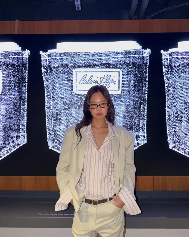 올가을엔 크게 입는 블레이저 🖤
간절기에 자연스럽게 손이 가는 블레이저.
이번에는 몸에 딱 맞는 실루엣보다 어깨와 소매, 기장에 여유를 둔 오버핏이 눈에 들어옵니다.
셀럽들의 스타일링에서도 이 넉넉한 실루엣을 쉽게 찾아볼 수 있는데요. 데님과 매치해 캐주얼하게 풀거나, 슬랙스와 함께 셋업처럼 연출하고 미니 스커트로 균형을 잡기도 하죠.
티셔츠 위에 가볍게 걸치는 것부터 니트와 레이어드하는 방법까지 활용도도 높습니다. 올가을 블레이저를 고른다면, 한층 여유로운 실루엣에 눈을 돌려보세요. 🍂 이미지2