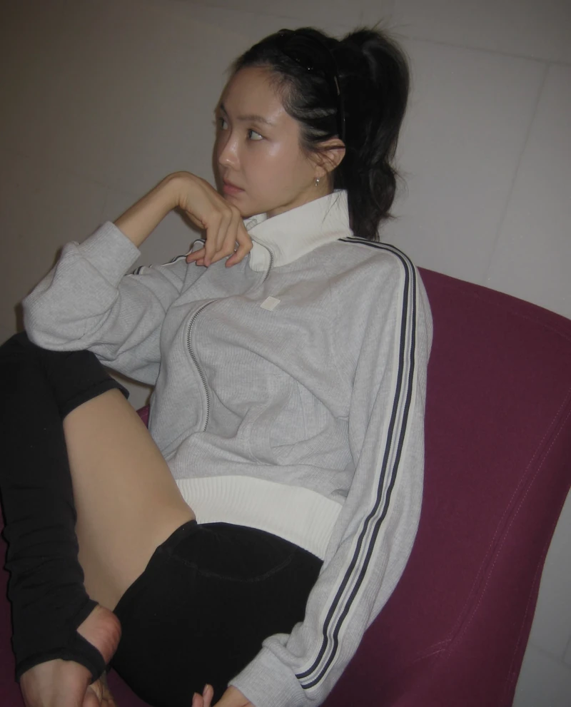 숏팬츠엔 니삭스가 딱 🩷
짧은 숏팬츠에 긴 니삭스를 더하는 조합이 눈에 들어옵니다.
니삭스의 기장과 컬러에 따라 같은 숏팬츠도 분위기가 달라져요.
맨다리 대신 니삭스를 더하면 노출 부담은 줄이고 룩에 포인트를 줄 수 있습니다. 스니커즈와 매치하면 캐주얼하게, 로퍼나 플랫슈즈를 더하면 한층 단정한 느낌으로 연출할 수 있죠.
숏팬츠를 입는다면, 이번엔 니삭스와 함께 신어보세요. 🧦 이미지2