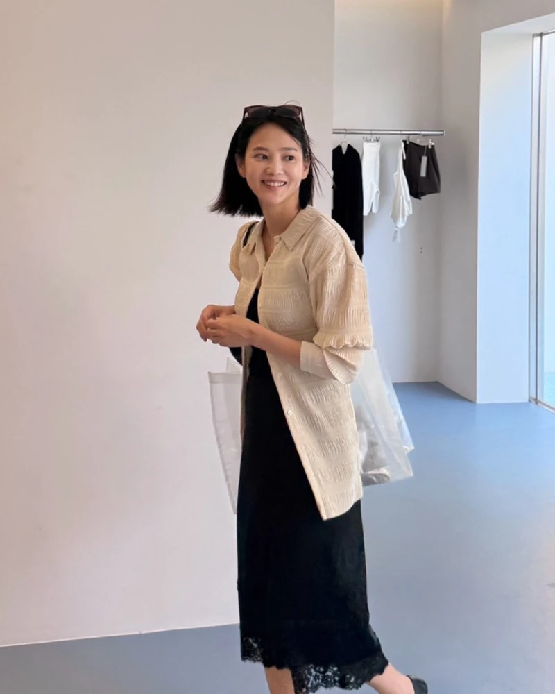 가볍게 입기 좋은 플리츠 😘
윤승아가 쇼핑을 위해 나선 날, 선택한 건 토템의 블라우스 입니다.
가볍게 잡힌 플리츠와 유연하게 흐르는 실루엣이 만들어내는 단정한 볼륨. 데님과 매치하면 캐주얼하게, 테일러드 팬츠와 함께하면 한층 정제된 분위기를 완성합니다.
꾸미지 않은 듯 자연스럽지만, 디테일 하나로 룩의 인상을 바꾸는 블라우스.
이번 가을엔 이런 ‘승아로운’ 한 벌을 골라보세요. 이미지1