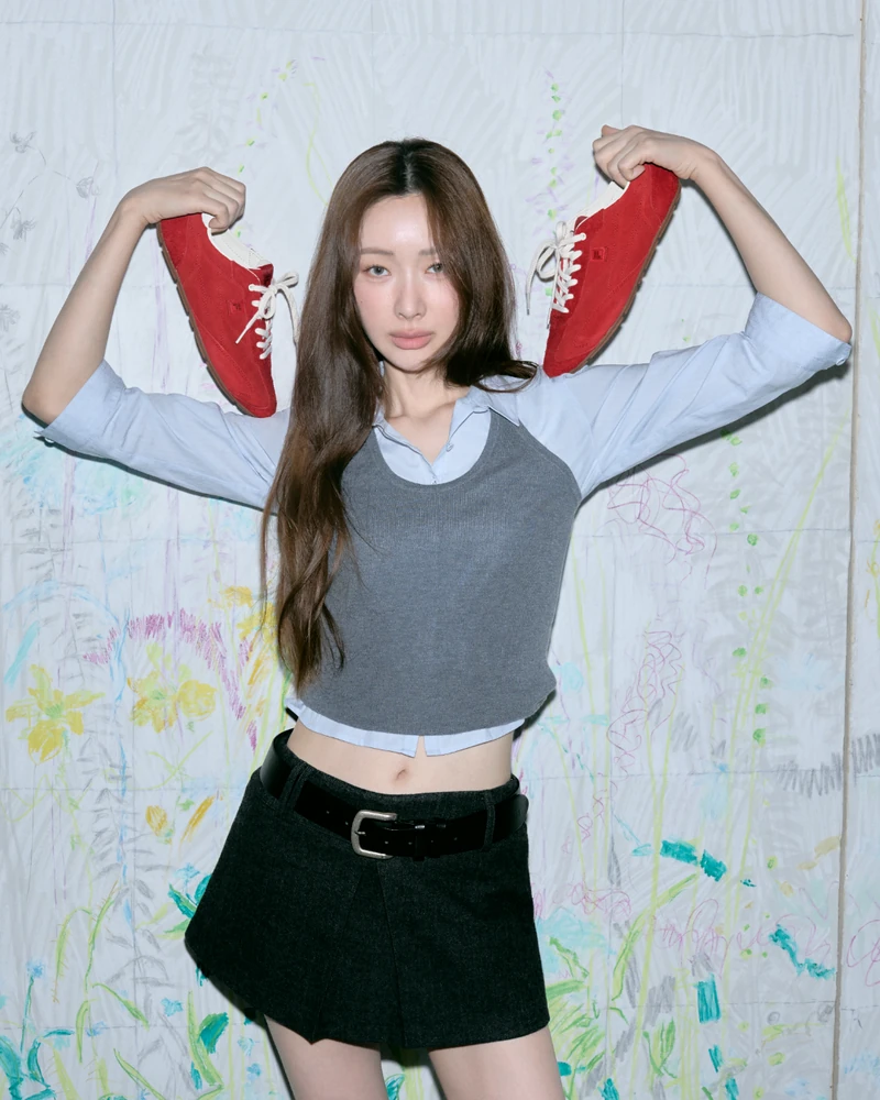 다리 길게하는 가든언니 비결🤎❤️
정원언니 캠페인까지 보여준 애정템 로우 프로파일🍁 휠라 리트모
차정원이 26FW 화보에서 브라운과 레드 스니커즈를 신었습니다. 휠라 리트모, 이름이 이탈리아어로 리듬이에요. 다리가 길어보이기로 유명한 휠라 시그니처 로우 프로파일이죠.
리트모는 발등이 낮은 로우 프로파일 스니커즈입니다. 휠라가 2004년에 냈던 스크립트 스파이크를 지금 실루엣으로 다시 짠 모델이에요. 굽이 낮아 다리가 길어 보이고 바지 밑단을 덮지 않습니다.
특히 브라운은 가을 옷 어디에나 섞이는 색이에요. 캐주얼한 날엔 톤을 맞춰 편하게, 미니멀한 룩엔 유일한 포인트로 쓸 수 있습니다. 레드는 올블랙이나 데님처럼 단순한 착장에 코디할때도 좋아요.
• 휠라 리트모 (브라운·레드) 이미지2
