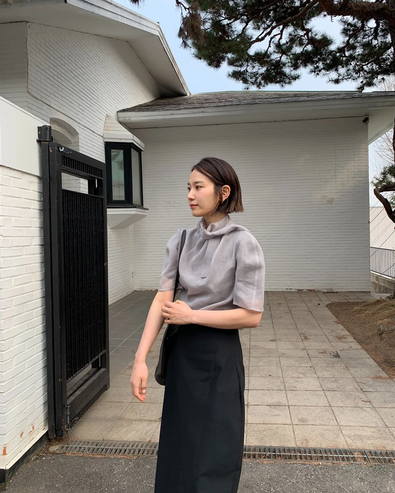 하객룩, 뭐 입을지 정했다 🩷
하객룩 고민이라면 셀럽들의 코디를 참고해보세요.
장희령은 타이 블라우스에 롱스커트를 매치했고, 방민아는 블랙 톱 + 스커트 + 벨트로 차분한 올블랙 룩을 완성했어요.
크리스탈은 블랙 원피스에 롱부츠를 매치해 깔끔하게 연출했고,
이해리는 블랙 재킷 + 브라운 슬랙스에 스카프로 포인트를 줬어요.
조금 더 갖춰 입고 싶다면 김지유처럼 그레이 재킷 + 플리츠 스커트 조합도 좋아요.
이번 결혼식, 어떤 조합으로 입어볼까요? 🩷 이미지2