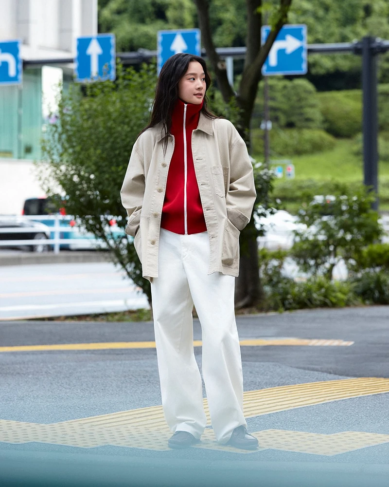 기다렸죠?🖤❤️찾으시던 가을 아우터
유니클로 26FW 컬렉션에 다 있어🍁올가을 이렇게 입어요 #광고
유니클로가 26FW 시즌을 맞아 ‘당신이 찾는 모든 아우터 ’ 캠페인을 선보입니다.
셔츠 재킷, 블루종, 데님 재킷까지 가을 초입부터 환절기에 딱인 아우터가 한 컬렉션에 담겼습니다.
이번 화보에서 특히 눈에 들어오는 건 서로 다른 소재와 컬러가 만들어내는 시티웨어 분위기. 단단한 데님, 포근한 코튜로이, 가볍게 떨어지는 소재와 차분한 컬러까지 아우터 하나만 바꿔도 룩의 인상이 달라집니다.
캐주얼한 데일리룩부터 조금 더 정돈된 가을 스타일링까지. 이번 시즌 내 스타일에 맞는 아우터를 찾아보세요. 이미지2